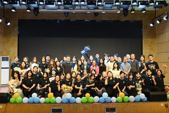 湖南师范大学树达学院2022级广电编导展映晚会合影。供稿单位供图