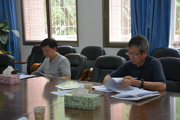 我校副校长蒋洪新,研究生院院长陈建初,我院院长蔡骐,副院长周国清及